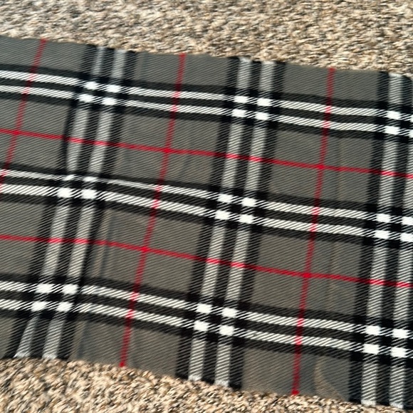 Burberry Gray , Black, and Red Checkered Scarf - Vintage Burberrys. - lambs wool - Picture 10 of 14